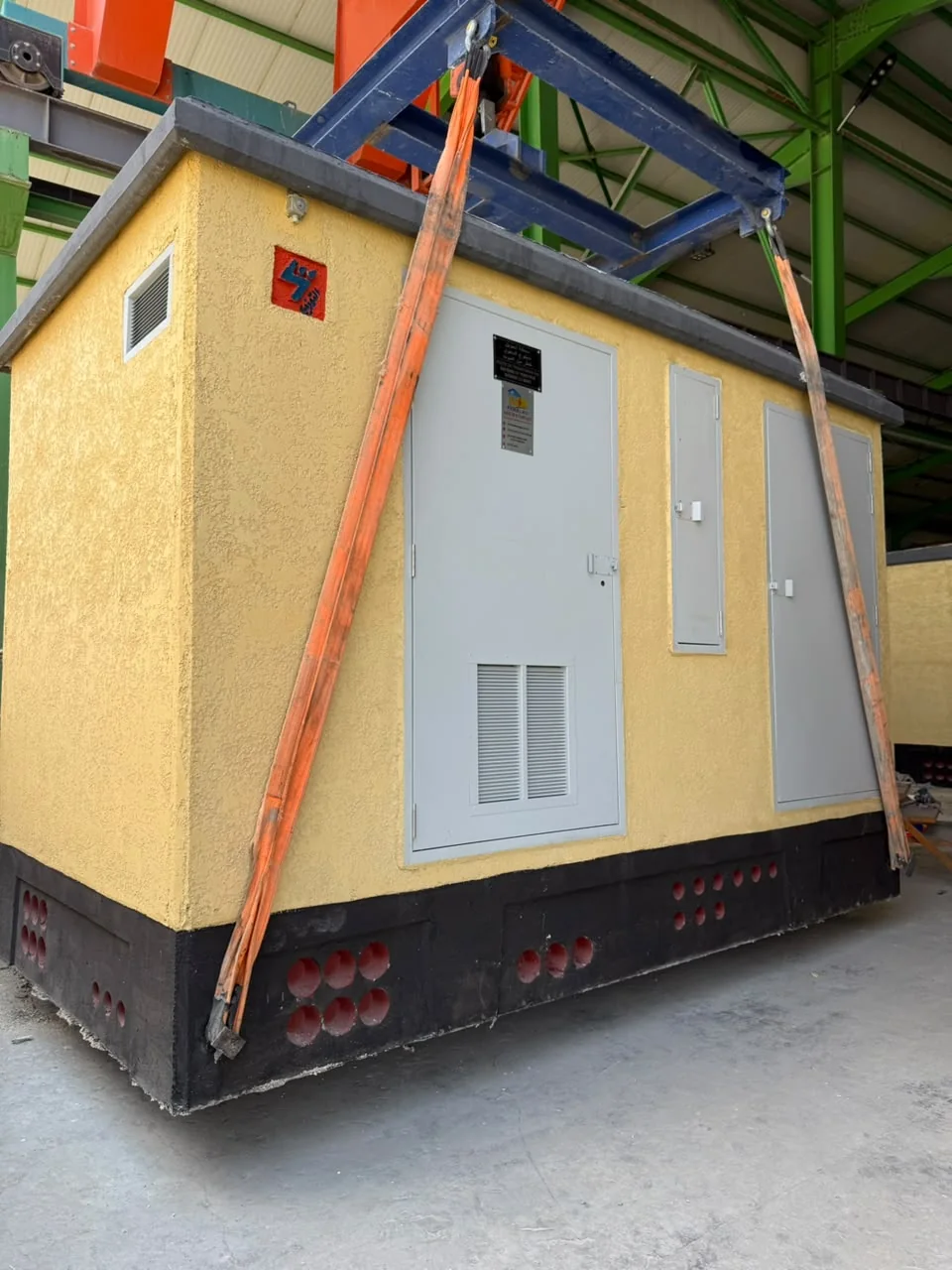 Levage d'un poste préfabriqué